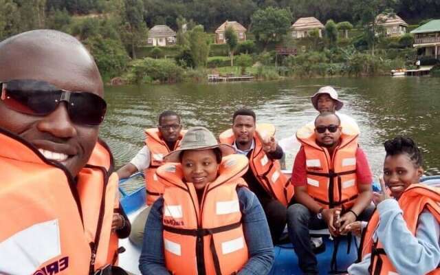 Bunyonyi Safaris Resort