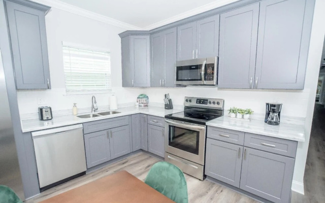 Exquisite Home Near Streetcar & French Quarter!