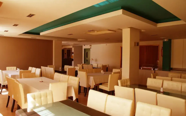 Saronis Hotel