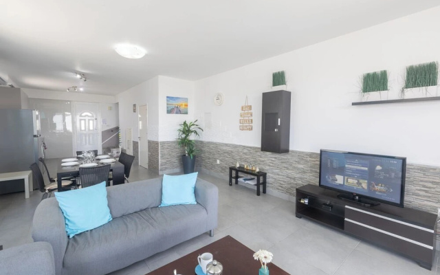Villa Suri, Luxury Seafront Villa