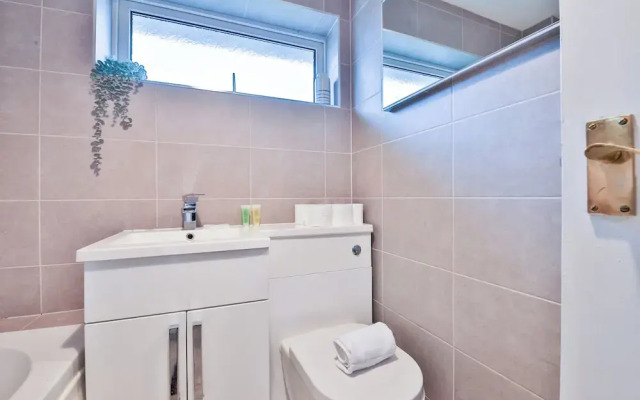 3 Bed House with Private Parking