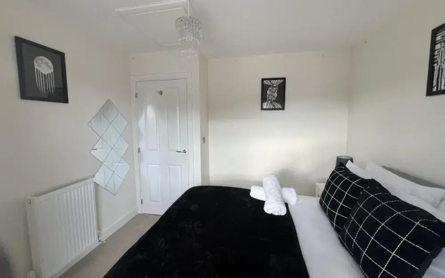 Cozy Retreat Sleeps 9 With Garden