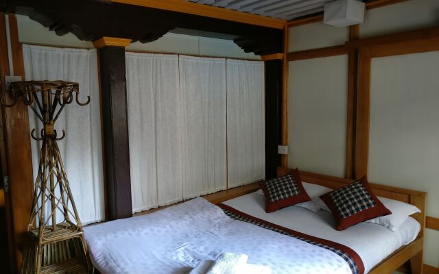 Hiranya Guest House