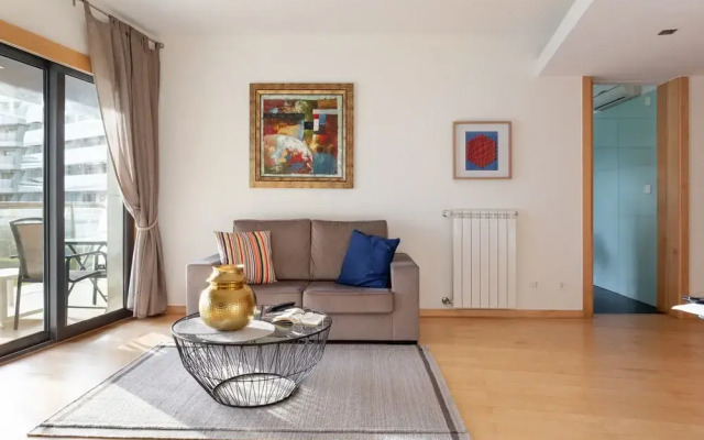 ALTIDO Superb Apt w/Terrace Pool & Spa in Cascais