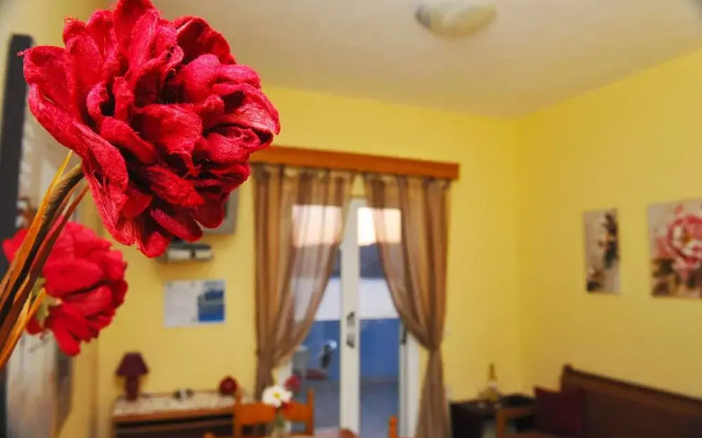 Agios Georgios - 2 Beds - Sleeps 5 - Free Parking