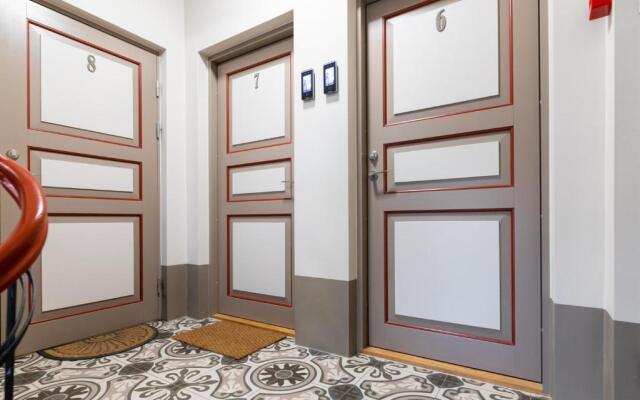 New 1BR in superb location. Free parking & WIFI