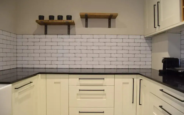 Spacious 1 Bedroom Flat With Garden