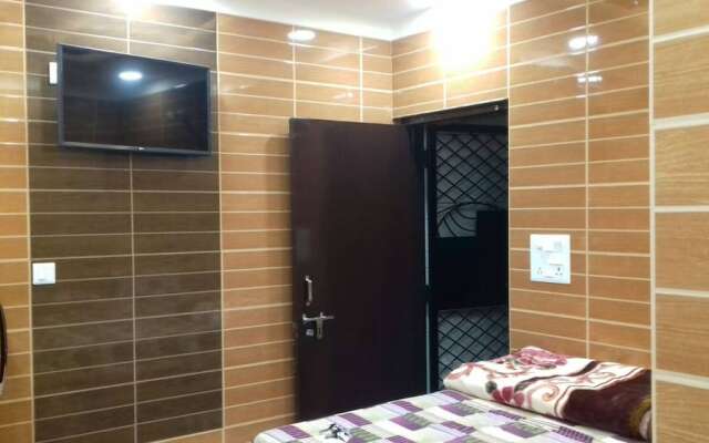 Posh, Nice Foreigner Area Lajpat Ngar Luxury Room