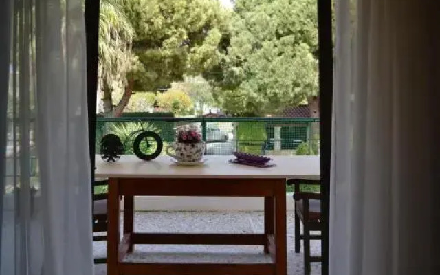 Unwind in a Spacious flat with Gardens near Beach