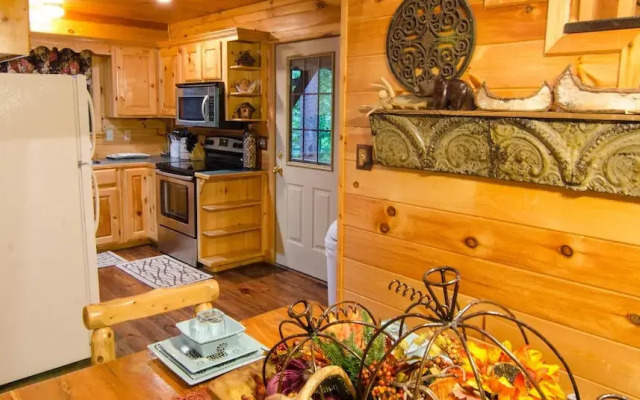 Breathless Cabin Includes Free Wifi, Parking Onsite, Private Hot Tub, and BBQ by Redawning
