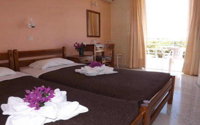 Leonidas Hotel and Studios
