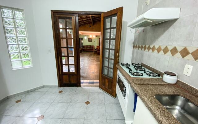 Casa confortável com churrasqueira na Granja Viana