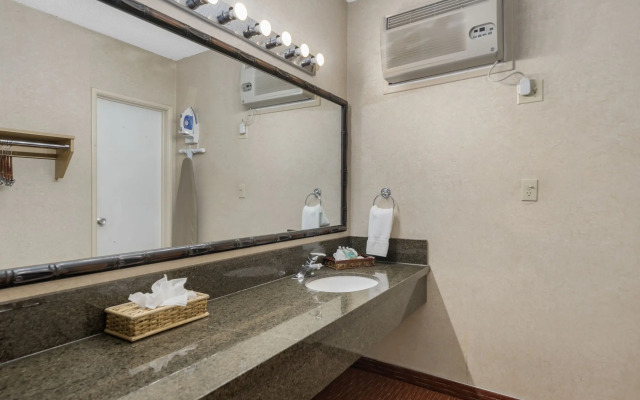 Caliente Tropics Hotel