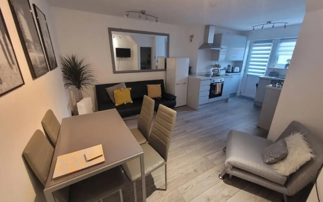 Apt - Sleeps 4/5 - Garden - Parking