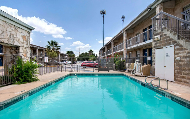 Motel 6 San Antonio, TX - Northwest Medical Center