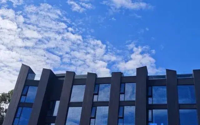 Half Hidden - Peachland Mountain Boutique Resort & Spa