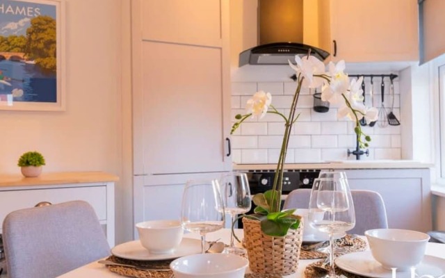Super Central Apartment Close To River Station