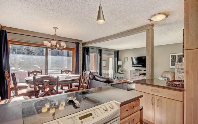Beautiful Mountain Condo A Minute to Lift - AN210 by RedAwning