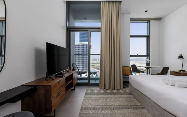 Waves - Stylish 13th-Floor Studio with Top-Notch Amenities