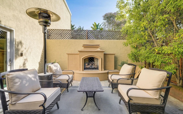 Swim, Golf & Relax: Luxe Townhome in Aptos