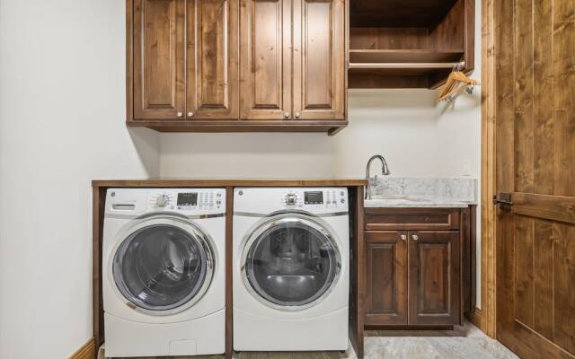 Northwoods 5 Bedroom Home by RedAwning