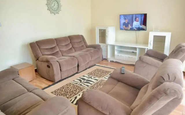 Up-Hill Rosslyn 1 bedroom Apartment
