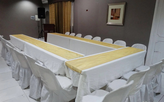 Holiday Suites Business District (Empire Suites Hotel)