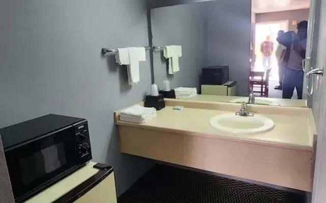 Benbrook Inn & Suites