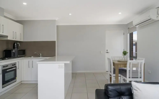 Sunny 2-bed in Quiet Location With Balcony