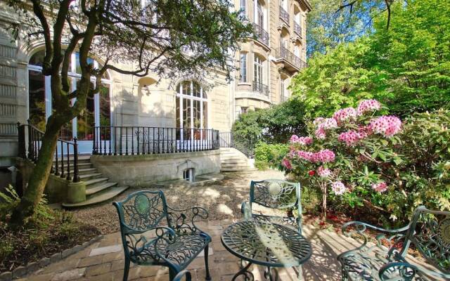 Luxury apartment - garden access Monceau