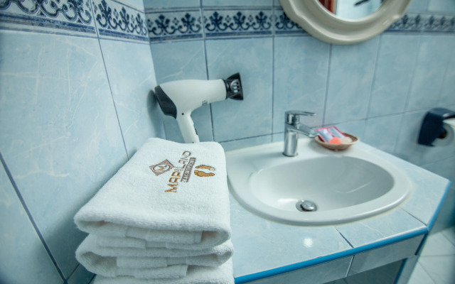 MAPILAND-Hotel Boutique. a unos pasos de la estación de tren y de autobus. Con vista al río y a las montañas