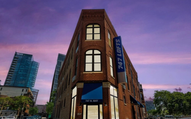 Blue Line Beauty In The Heart Of Chicago - 747 Lofts Cabin 303 by RedAwning