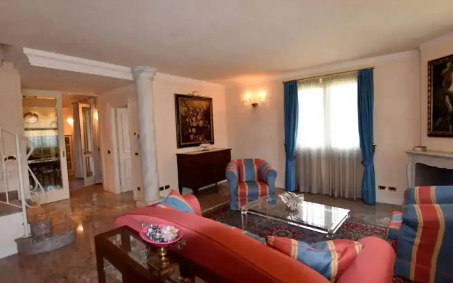 Luxurious Villa in Lombardy with Garden & Hot Tub