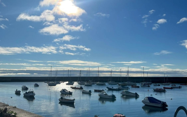 Hugo Mews Bright Studio Apartment