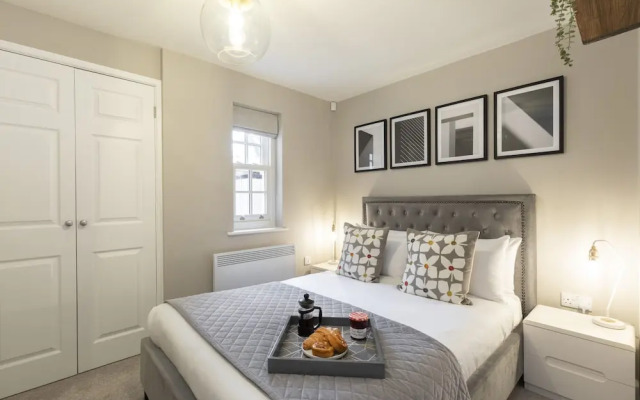 Elliot Oliver - 2 Bedroom Garden Apartment With Parking