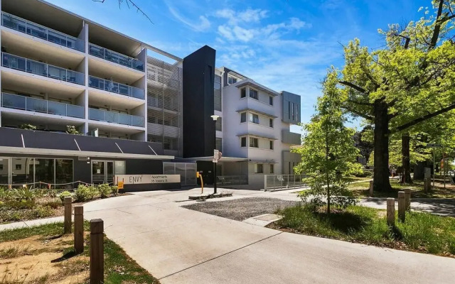 City Central Designer Apartment with Parking