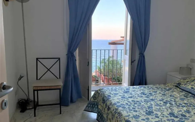 House Uva - on the port of Scalo Galera, Salina