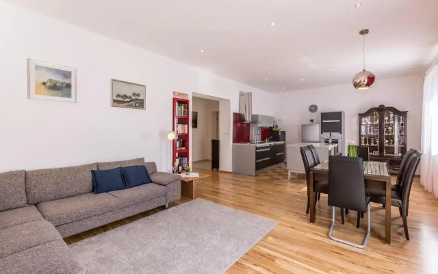 Ferula, 3 bedroom apartment near beach Bačvice