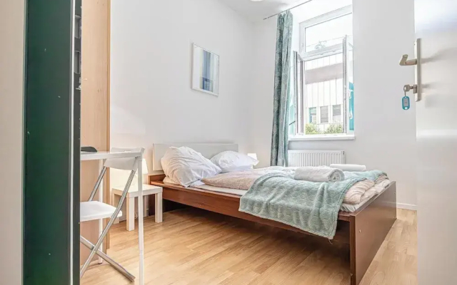 6BR Apt with Garden near Danube