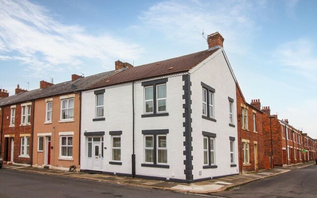 Immaculate 6-bed House in Newcastle