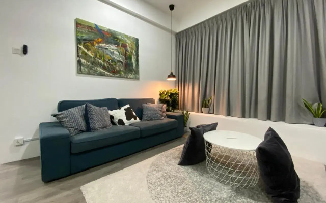 2 bedrooms surrounding natural View and pool