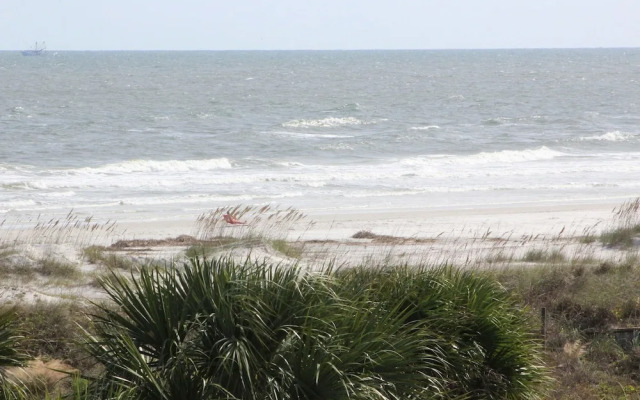 Ocean & Racquet 2303 by Vtrips