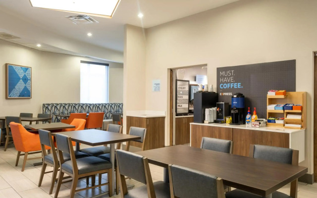 Holiday Inn Express & Suites Greensboro-(I-40 Wendover) by IHG