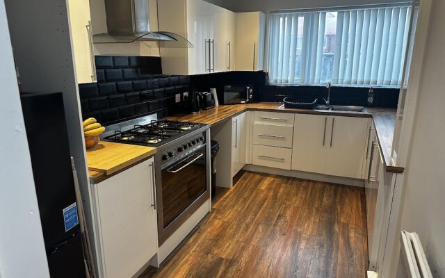 3 bed House in Blackpool With Cinema & hot tub