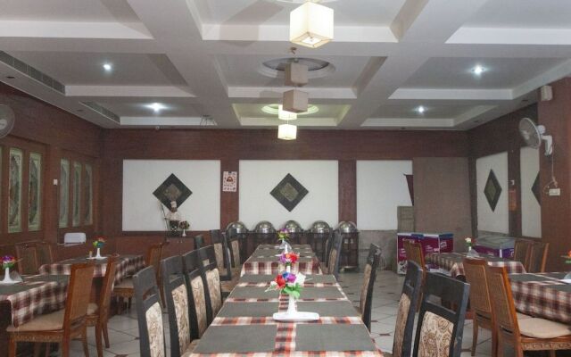 Capital O 8145 Emarald Hotel