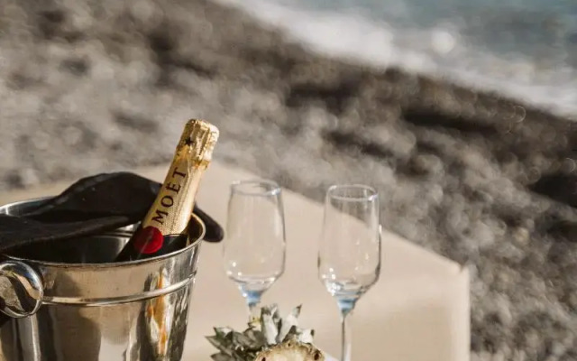 Akrotiri Olympus Luxury Suites