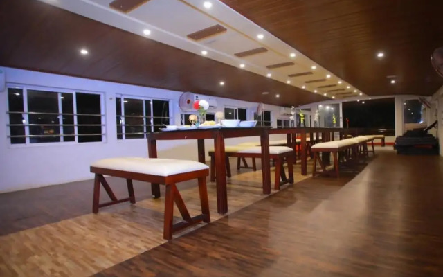 Premium Luxury Houseboat