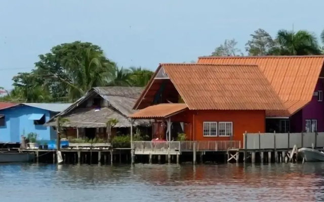 Orange House - Over the Water Rental