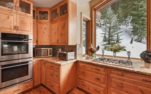 Wulf's Lodge at Olympic Valley Unwind in Hot Tub!