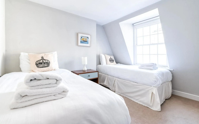 Cozy and Spacious Kensington Maisonette